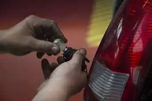 Replacing car bulb